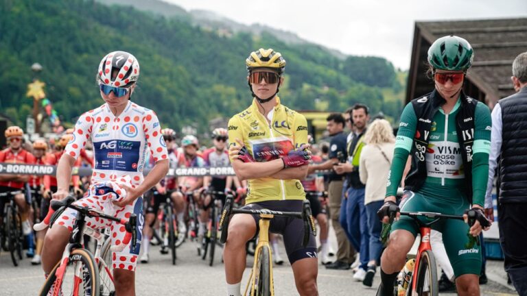 Tour de France Femmes avec Zwift 2024 - Etape 8 - Le Grand-Bornand / Alpe d'Huez (149,9 km) - GHEKIERE Justine (AG INSURANCE - SOUDAL TEAM), NIEWIADOMA Katarzyna (CANYON//SRAM RACING), VOS Marianne (TEAM VISMA | LEASE A BIKE) [Photo: A.S.O./Thomas Maheux]