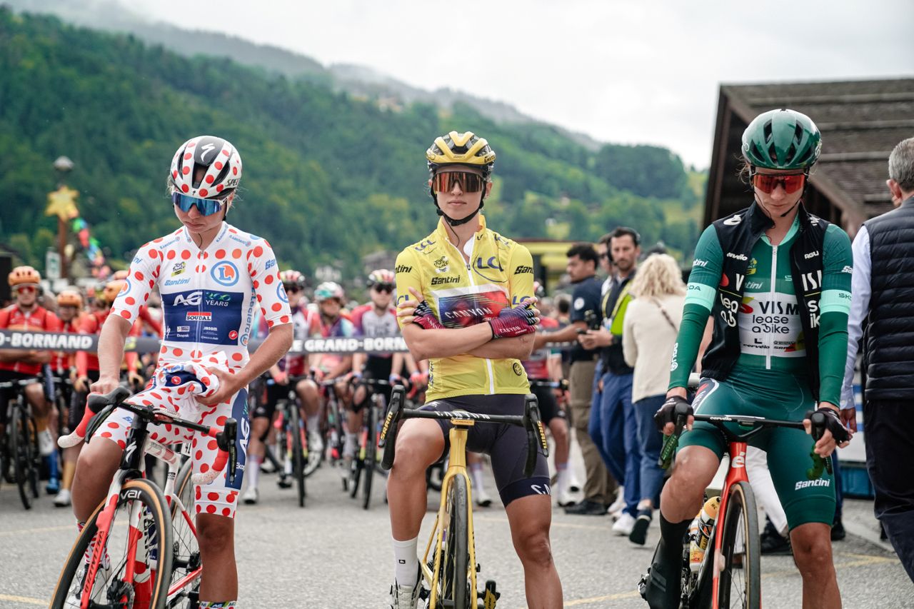 Tour de France Femmes avec Zwift 2024 - Etape 8 - Le Grand-Bornand / Alpe d'Huez (149,9 km) - GHEKIERE Justine (AG INSURANCE - SOUDAL TEAM), NIEWIADOMA Katarzyna (CANYON//SRAM RACING), VOS Marianne (TEAM VISMA | LEASE A BIKE) [Photo: A.S.O./Thomas Maheux]