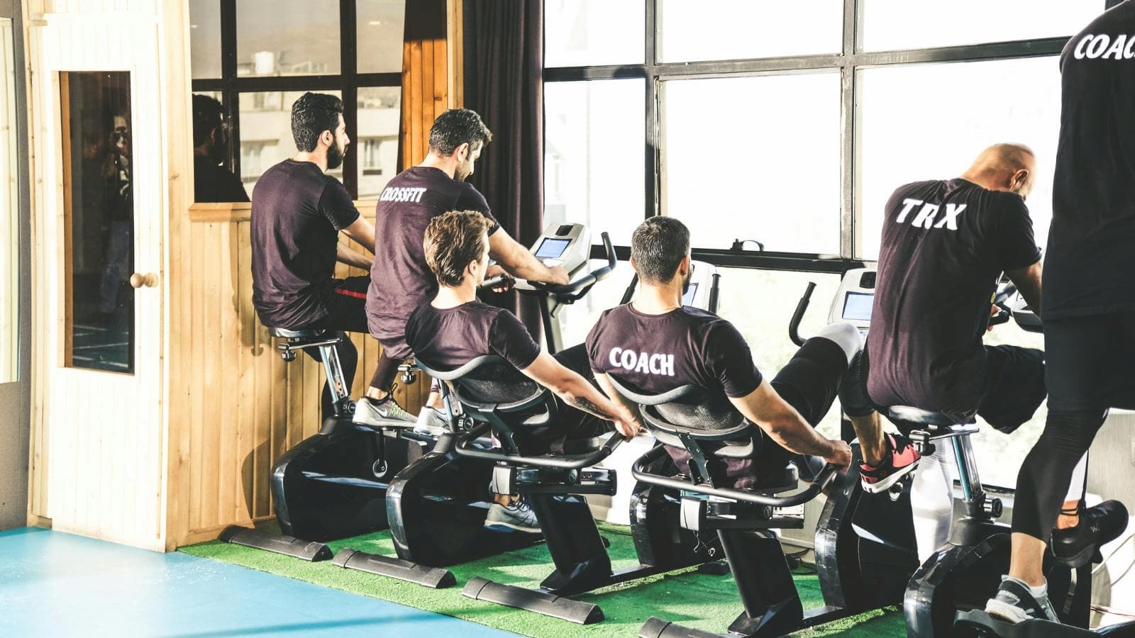 Cyclist training indoors on a smart trainer to increase FTP with power data on screen