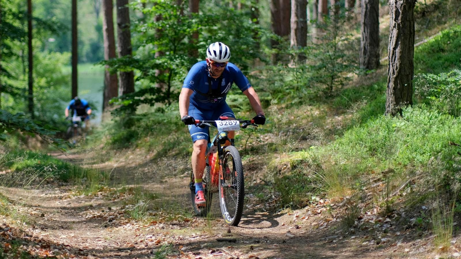 cyclist performing threshold interval workout to improve lactate threshold and cycling performance