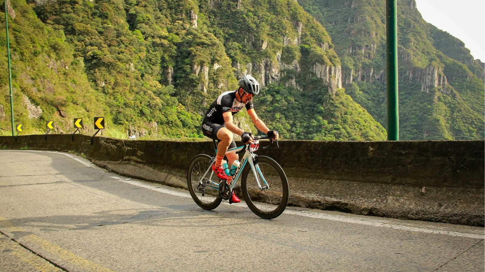 road cyclist using correct handlebar position to prevent hand numbness on endurance ride
