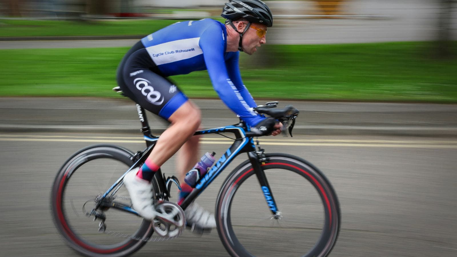 cyclist controlling bike during high speed descent to prevent speed wobbles in race conditions