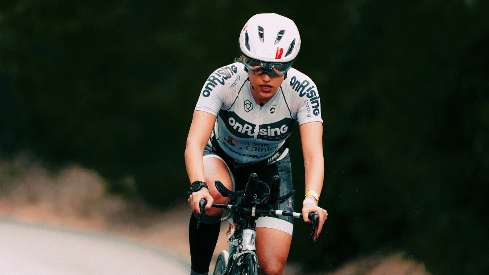 cyclist experiencing knee pain during ride due to cyclist’s knee and overuse injury