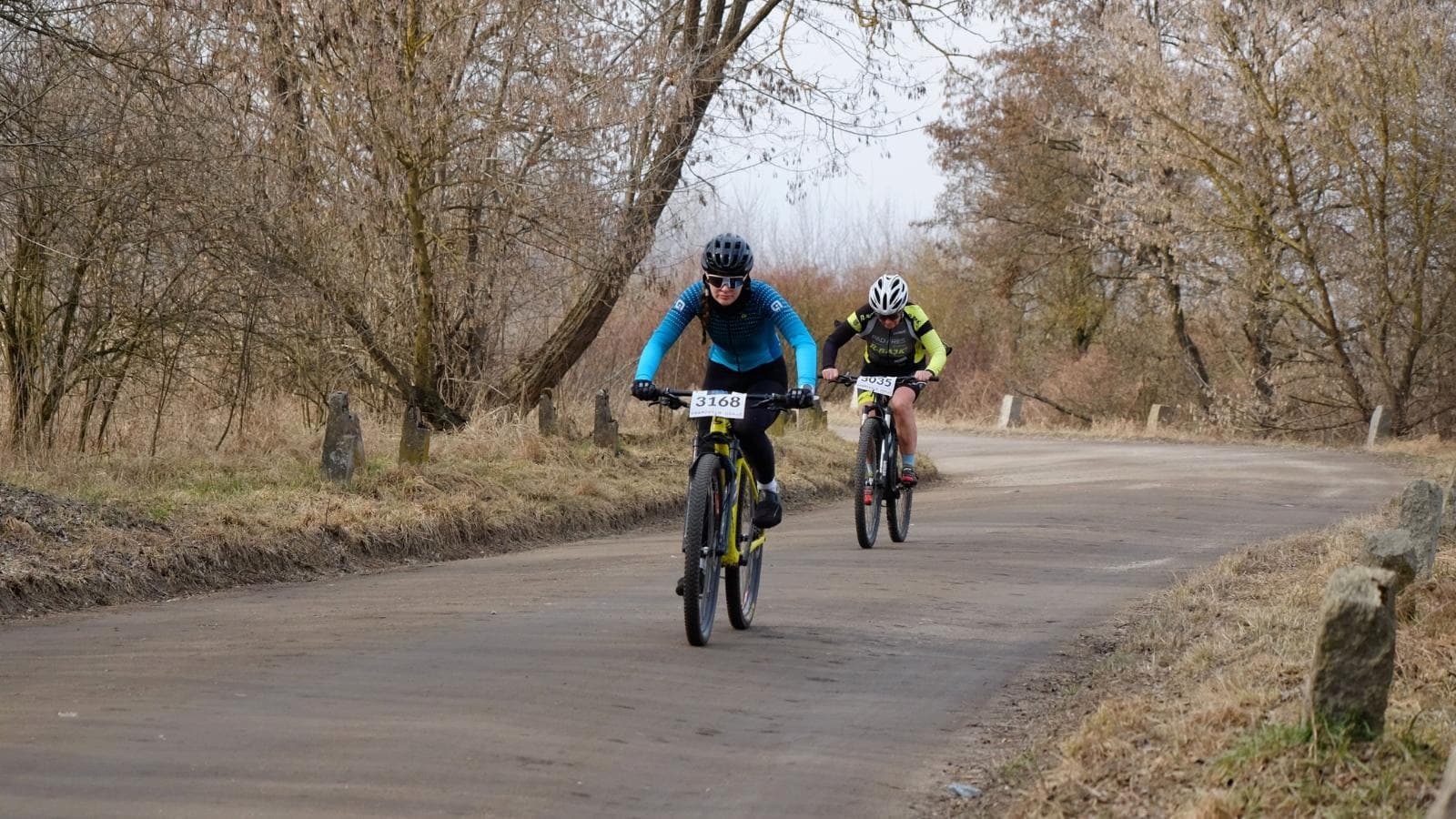 cyclist riding outdoors in freezing temperatures while assessing safe winter cycling conditions