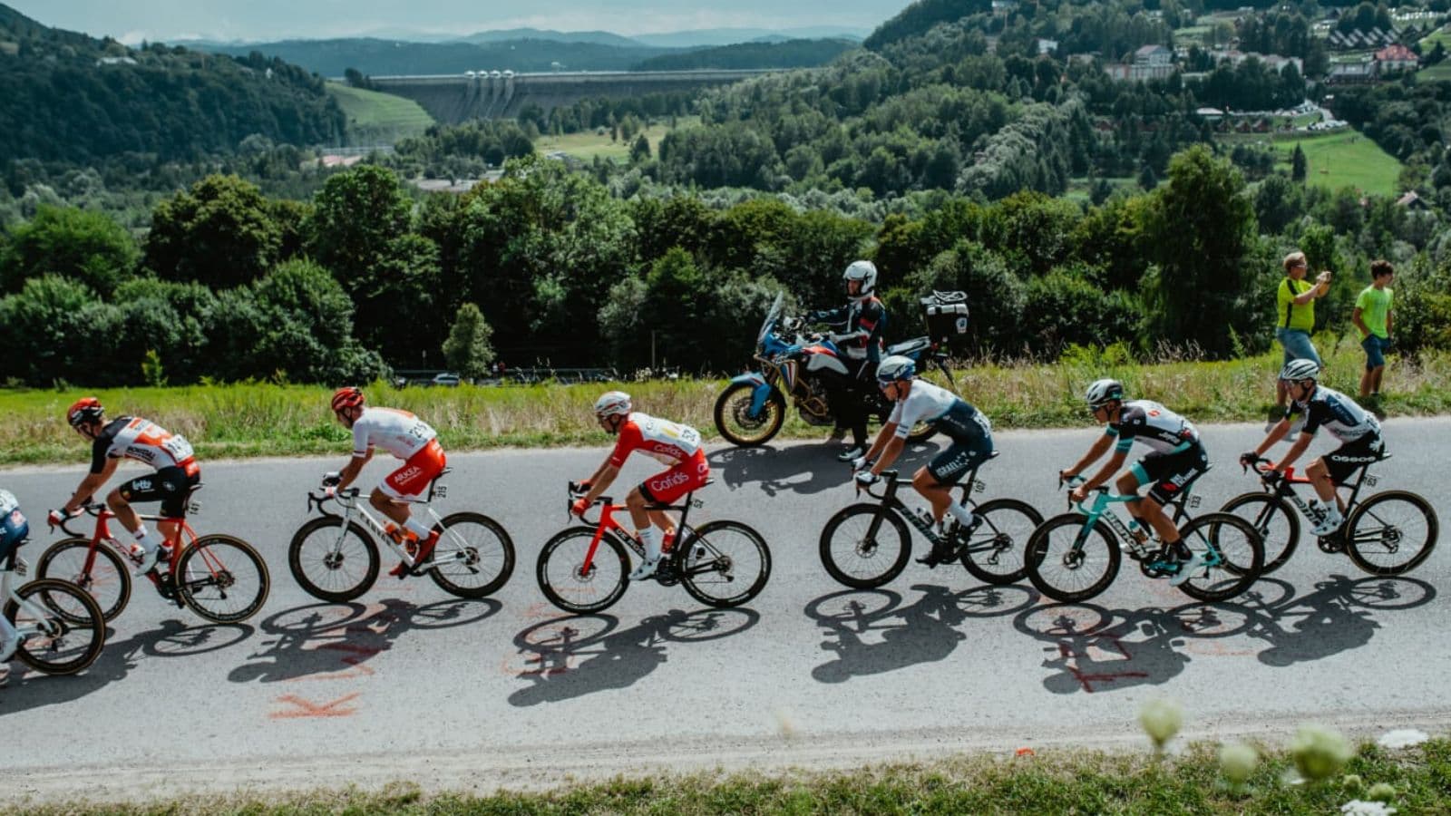 Side view of a road cyclists showing how bike frame geometry influences riding position, comfort, and cycling performance.